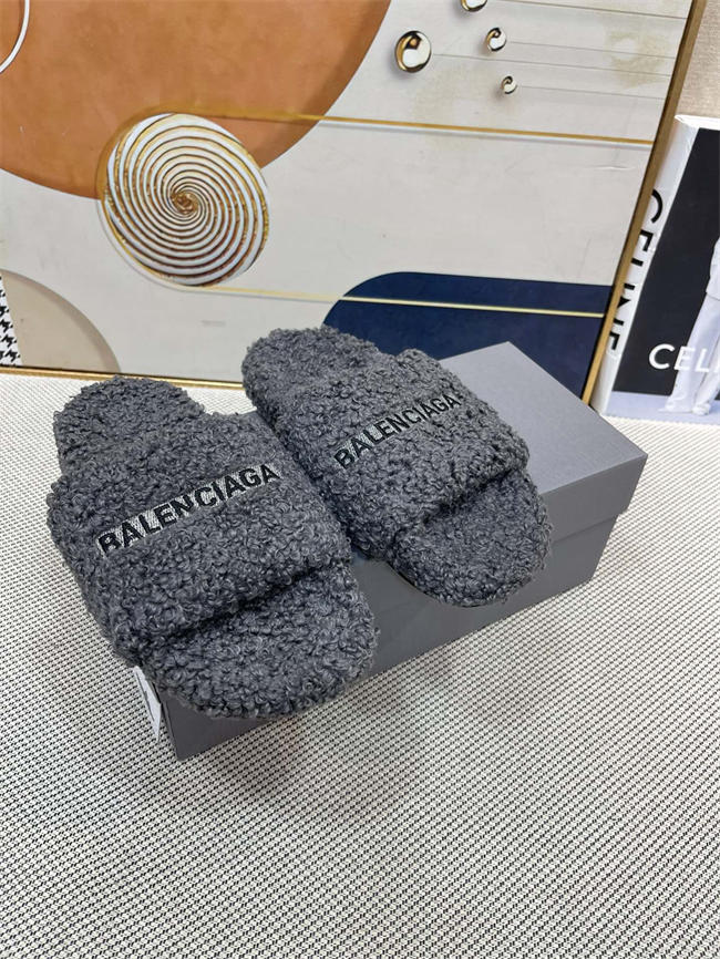 Ba*len*cia*ga furry slide sandal
