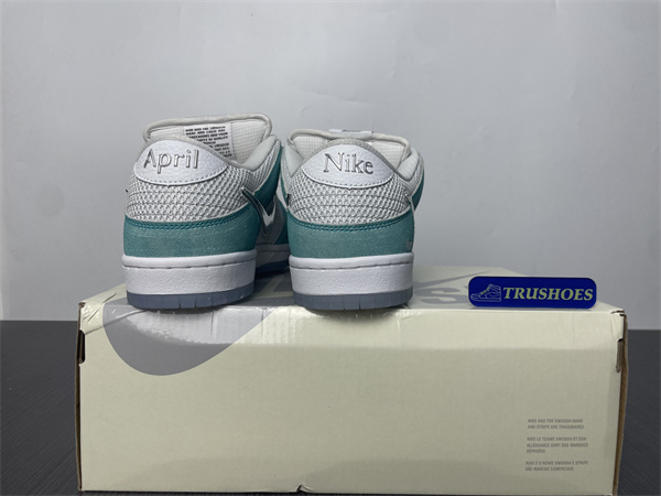 Nike SB Dunk Low FD2562-400