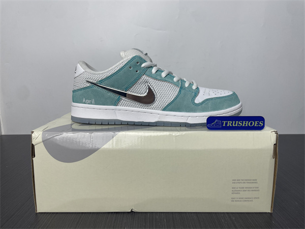 Nike SB Dunk Low FD2562-400